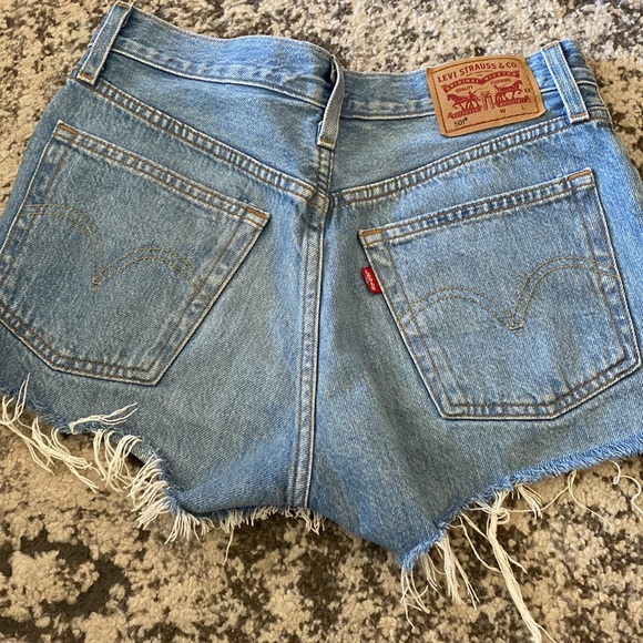 Levi’s 501 jean shorts - Picture 2 of 4